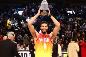 包含塔图姆回归赛场，精彩发挥首场状态亮眼，加拿大队观众沸腾！的词条